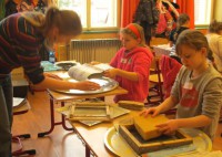 /album/a22-3-vytvarna-dilna-rucni-vyroba-papiru/rucni-vyroba-papiru-5-jpg/